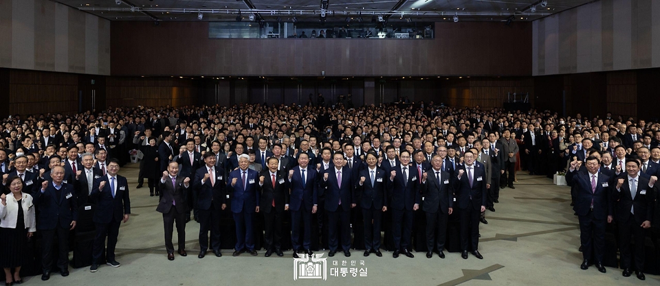 윤석열 대통령이 20일 서울 영등포구 63컨벤션센터에서 열린 ‘제51회 상공의 날 기념식’에서 기업인들과 함께 기념 촬영을 하고 있다.