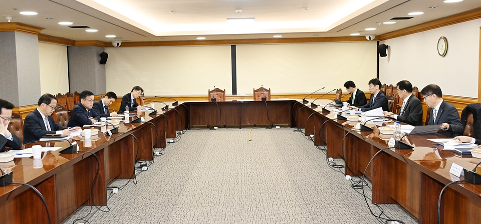 최상목 경제부총리 겸 기획재정부 장관이 21일 서울 중구 은행연합회에서 열린 ‘비상거시경제금융회의’를 주재하고 있다. 