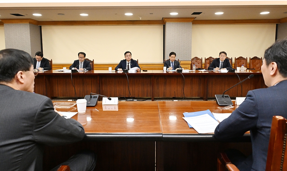 최상목 경제부총리 겸 기획재정부 장관이 21일 서울 중구 은행연합회에서 열린 ‘비상거시경제금융회의’를 주재하고 있다. 