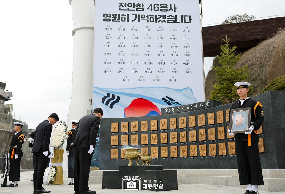 윤석열 대통령이 22일 경기도 평택 소재 해군 제2함대사령부에서 천안함 46용사 추모비를 찾아 묵념하고 있다.