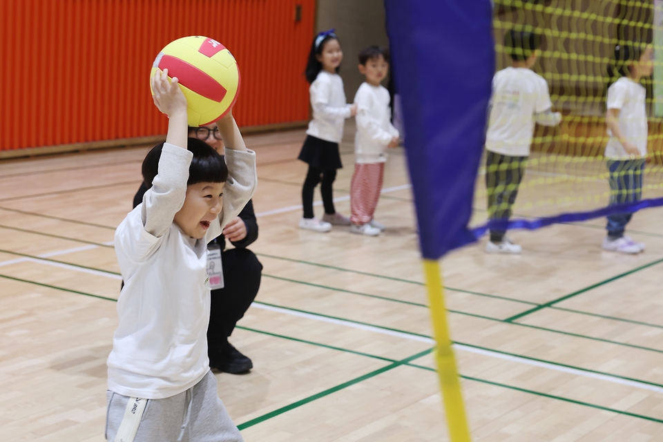 25일 경기도 용인시 기흥구 마성초등학교 체육관에서 진행된 2024년도 늘봄학교 초1 맞춤형 프로그램 배구교실에서 참여 학생들이 배구를 배우고 있다.