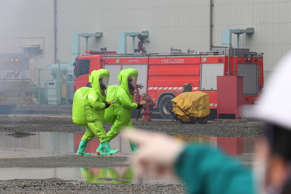 <p>27일 오후 충남 서산시 대산산업단지에서 24년도 READY KOREA(레디 코리아) 1차 훈련이 실시되고 있다. 이번 훈련은 국내 3대 석유화학단지인 충남 대산산업단지 공장에서 폭발 화재가 발생하고, 유해화학물질이 유출되는 상황을 가정해 실시했다.  행정안전부는 고용노동부, 환경부, 충청남도, 서산시, 한국산업안전보건공단 등 35개 기관 합동으로 실시했다고 밝혔다. </p>