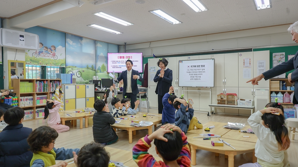 강정애 국가보훈부 장관이 25일 오후 서울시 은평구 서울갈현초등학교에서 열린 늘봄학교 일일강사 참여 수업에 방문하여 초등학생들과 인사를 나누고 있다.