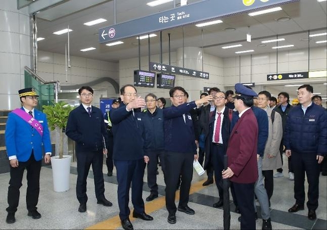 박상우 국토교통부 장관이 28일 서울 강남구 수도권 광역급행철도 A노선(GTX-A) 수서역을 찾아 이용자 안전 및 편의성 최종 점검을 하고 있다.
