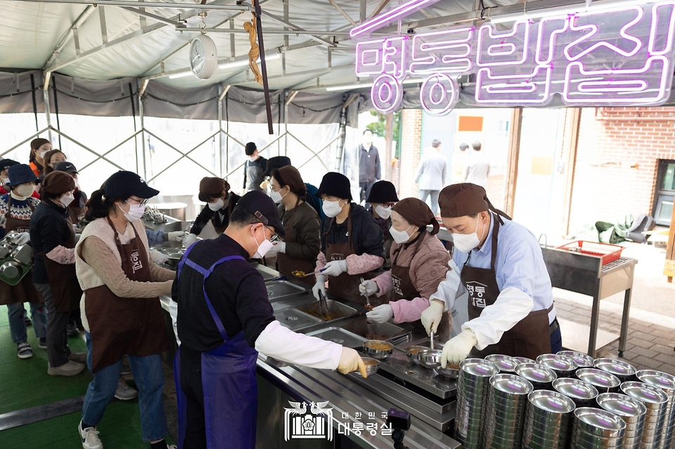 윤석열 대통령이 27일 서울 명동성당 내 무료 급식소인 ‘명동밥집’을 찾아 야외 배식장에서 배식 봉사를 하고 있다.