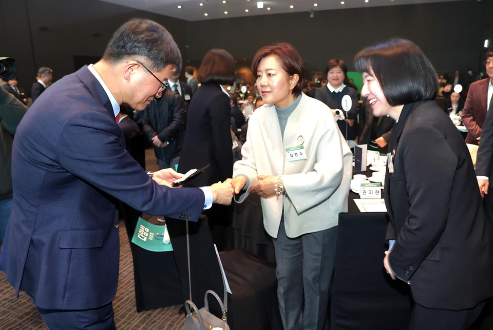 이기일 보건복지부 1차관이 27일 서울 영등포구 글래드 호텔에서 열린 ‘제18회 사회복지사의 날 기념식’에서 참석자들과 인사하고 있다.