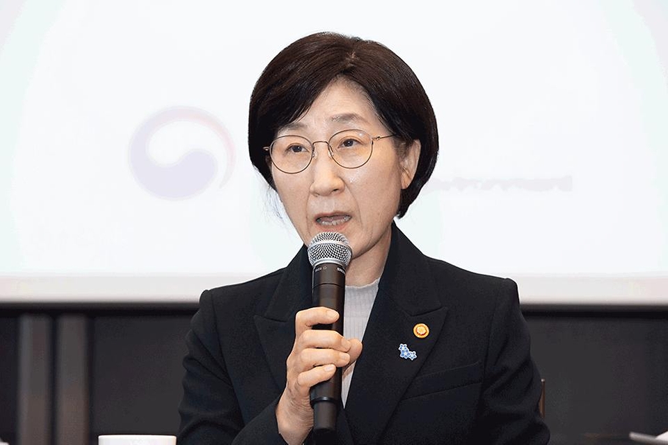 한화진 환경부 장관이 26일 서울 중구 LW컨벤션센터에서 열린 ‘전기차 폐배터리 재생원료 인증 시범사업 협약식’에 참석해 발언하고 있다.