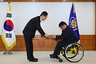 장애인정책조정위원회 위촉장 수여식 사진 5