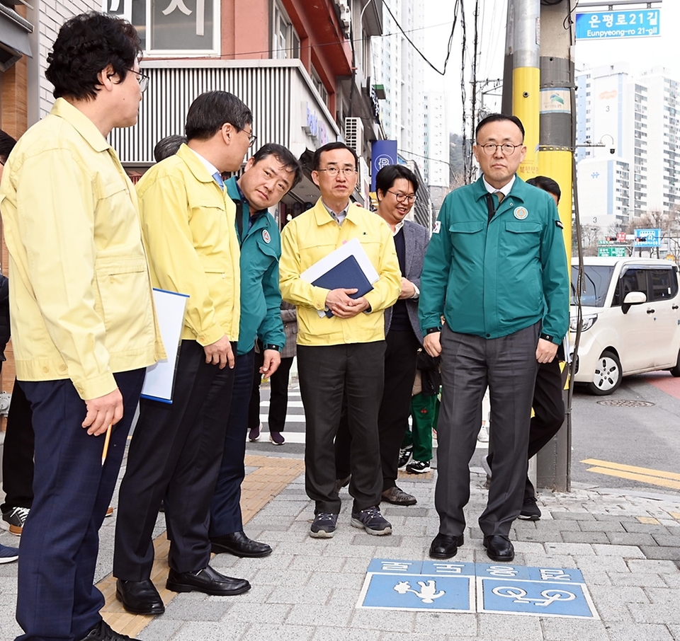 이한경 행정안전부 재난안전관리본부장이 27일 서울 은평구청 인근에서 보행자 우선도로 현장을 점검하고 있다.