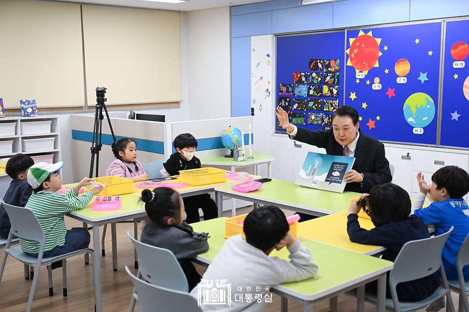 윤석열 대통령이 29일 경기도 화성시 아인초등학교에서 늘봄학교 ‘초1 맞춤형 프로그램’이 진행 중인 교실을 찾아 일일 특별 교사로 학생들에게 우주와 로켓 관련 그림책을 읽어주고 있다.