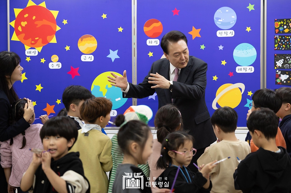 윤석열 대통령이 29일 경기도 화성시 아인초등학교에서 늘봄학교 ‘초1 맞춤형 프로그램’이 진행 중인 교실을 찾아 일일 특별 교사로 학생들과 수업하고 있다. 