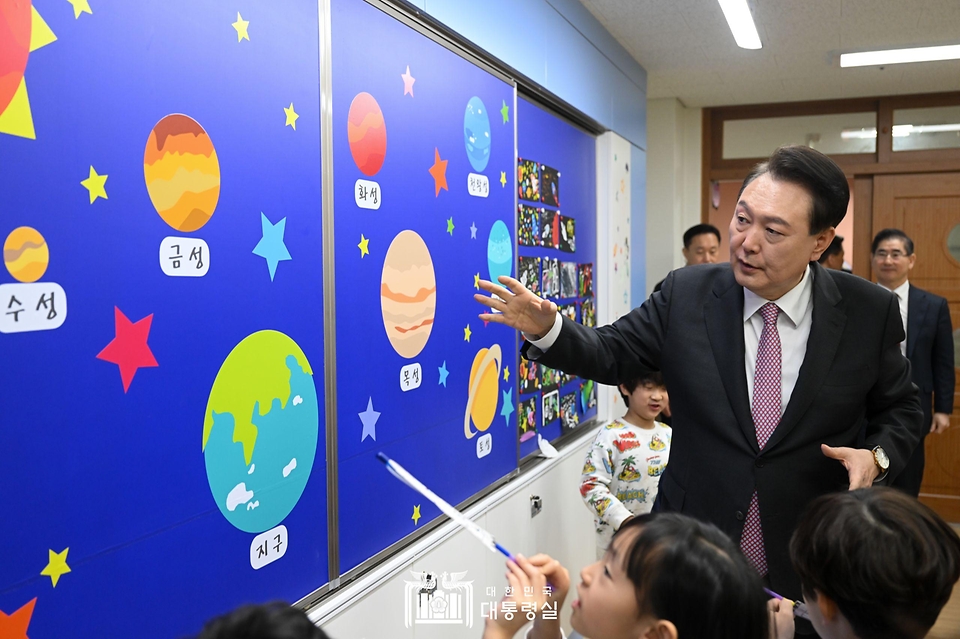 윤석열 대통령이 29일 경기도 화성시 아인초등학교에서 늘봄학교 ‘초1 맞춤형 프로그램’이 진행 중인 교실을 찾아 일일 특별 교사로 학생들과 수업하고 있다. 