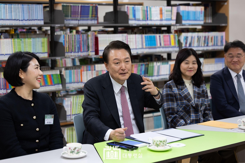 윤석열 대통령이 29일 경기도 화성시 아인초등학교에서 늘봄프로그램 일일 특별 교사 수업을 마친 뒤 학교 및 늘봄 프로그램 관계자와 차담회를 하고 있다. 