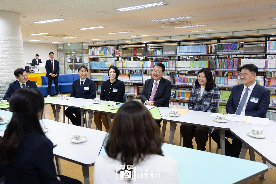 윤석열 대통령이 29일 경기도 화성시 아인초등학교에서 늘봄프로그램 일일 특별 교사 수업을 마친 뒤 학교 및 늘봄 프로그램 관계자와 차담회를 하고 있다. 