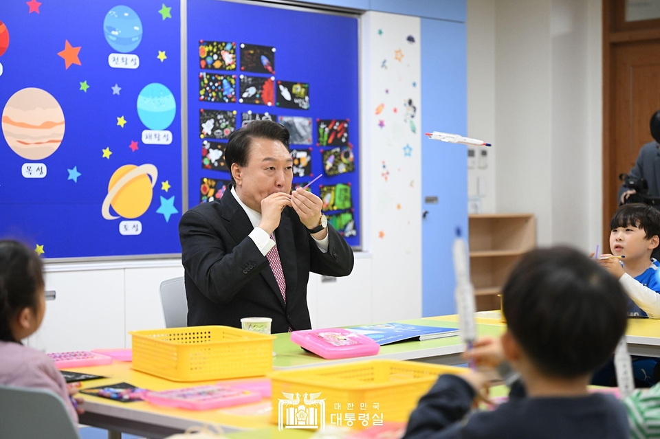 윤석열 대통령이 29일 경기도 화성시 아인초등학교에서 늘봄학교 ‘초1 맞춤형 프로그램’이 진행 중인 교실을 찾아 일일 특별 교사로 학생들과 수업하며 누리호 로켓 모형을 날려보고 있다.