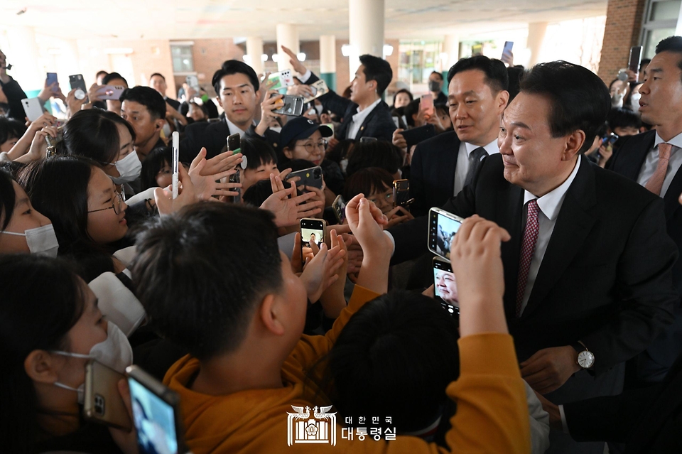 윤석열 대통령이 29일 경기도 화성시 아인초등학교에서 일일 특별 교사로 늘봄학교 ‘초1 맞춤형 프로그램’ 수업을 마친 뒤 학생들과 인사하고 있다.