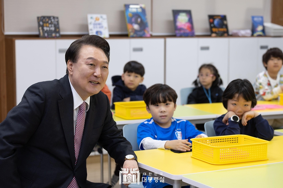 윤석열 대통령이 29일 경기도 화성시 아인초등학교에서 늘봄학교 ‘초1 맞춤형 프로그램’이 진행 중인 교실을 찾아 일일 특별 교사로 학생들과 수업하며 누리호 발사 영상을 시청하고 있다.