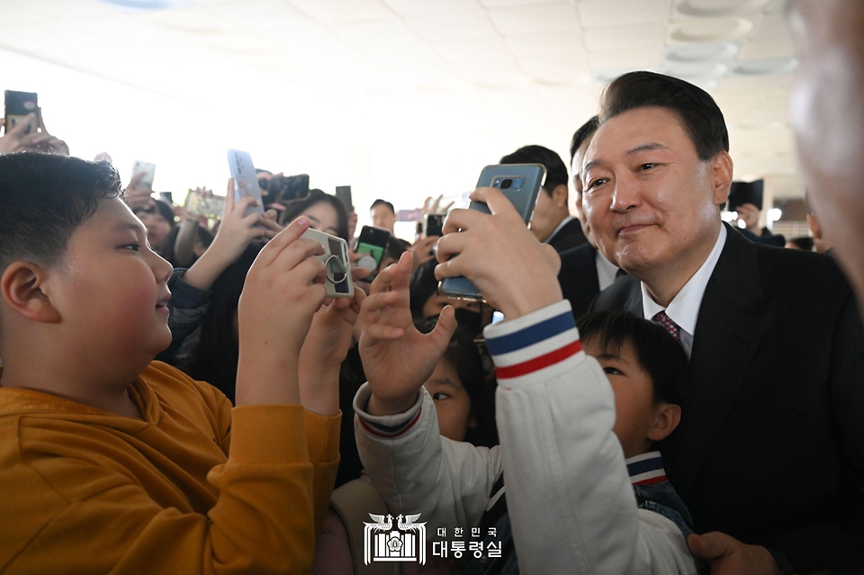 윤석열 대통령이 29일 경기도 화성시 아인초등학교에서 일일 특별 교사로 늘봄학교 ‘초1 맞춤형 프로그램’ 수업을 마친 뒤 학생들과 기념 촬영을 하고 있다. 