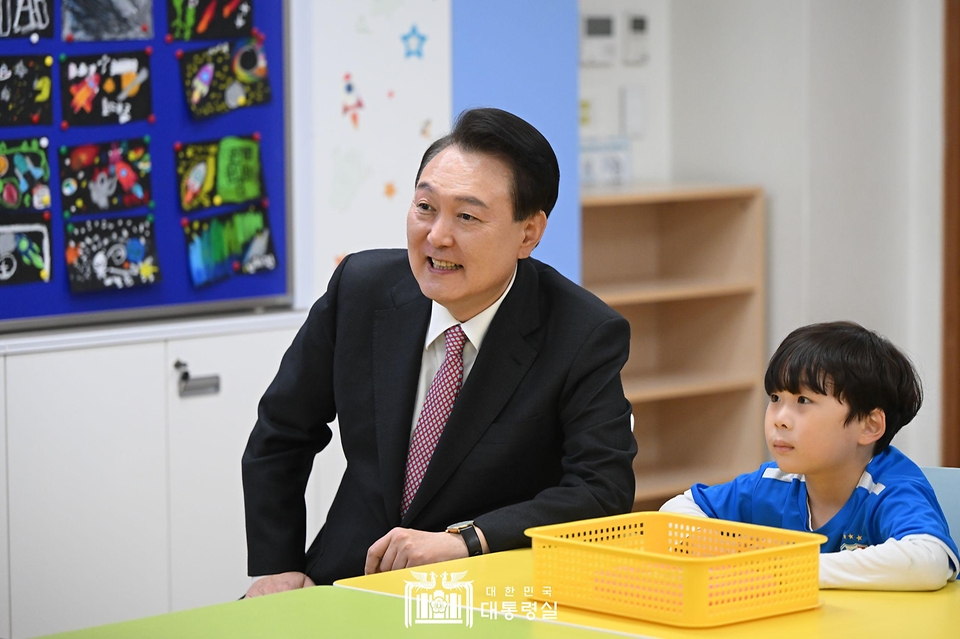 윤석열 대통령이 29일 경기도 화성시 아인초등학교에서 늘봄학교 ‘초1 맞춤형 프로그램’이 진행 중인 교실을 찾아 일일 특별 교사로 학생들과 수업하며 누리호 발사 영상을 시청하고 있다.