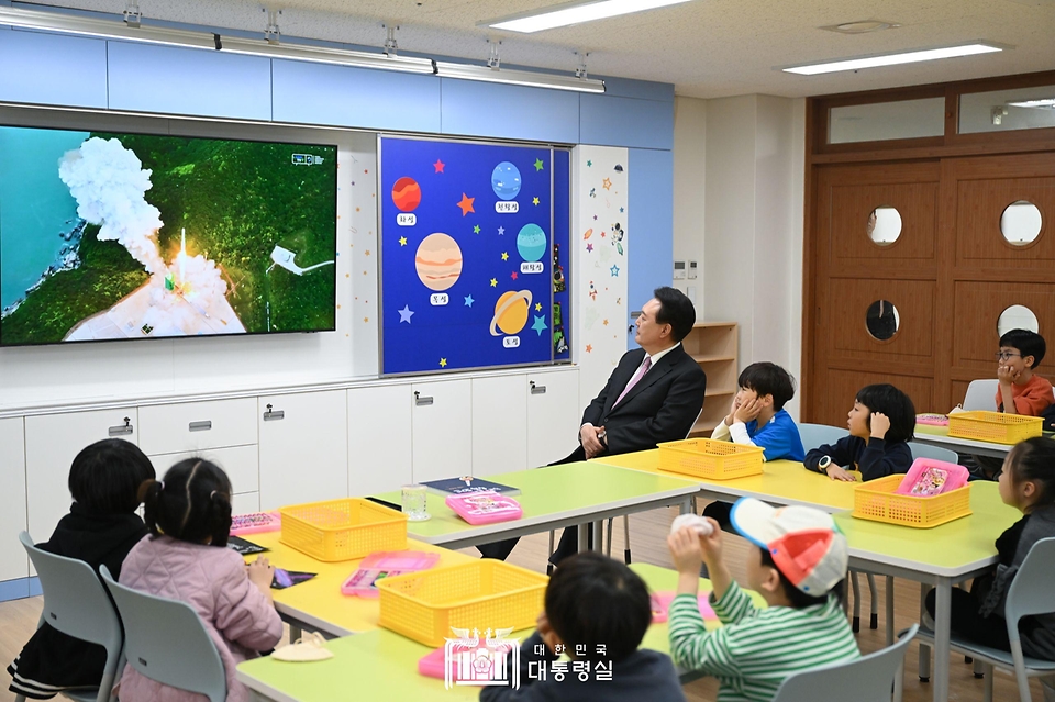 윤석열 대통령이 29일 경기도 화성시 아인초등학교에서 늘봄학교 ‘초1 맞춤형 프로그램’이 진행 중인 교실을 찾아 일일 특별 교사로 학생들과 수업하며 누리호 발사 영상을 시청하고 있다.