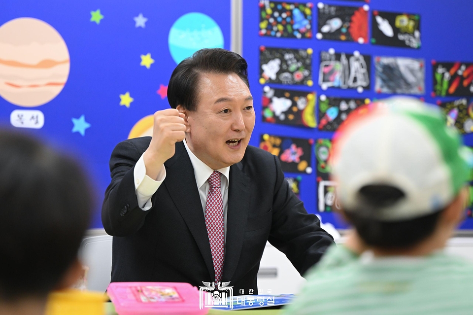 윤석열 대통령이 29일 경기도 화성시 아인초등학교에서 늘봄학교 ‘초1 맞춤형 프로그램’이 진행 중인 교실을 찾아 일일 특별 교사로 학생들과 수업하고 있다. 