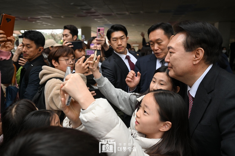 윤석열 대통령이 29일 경기도 화성시 아인초등학교에서 일일 특별 교사로 늘봄학교 ‘초1 맞춤형 프로그램’ 수업을 마친 뒤 학생들과 기념 촬영을 하고 있다. 