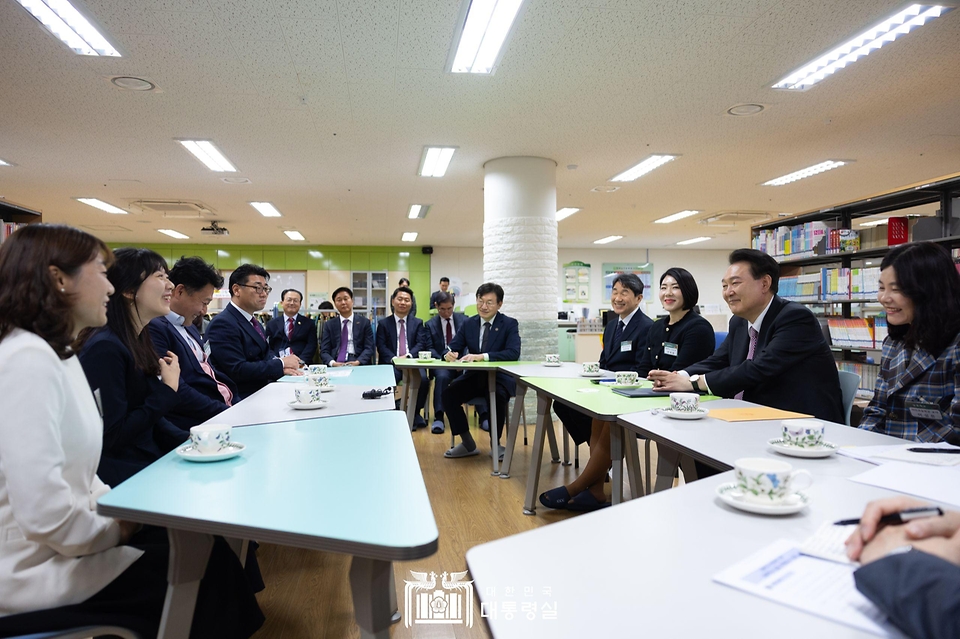 윤석열 대통령이 29일 경기도 화성시 아인초등학교에서 늘봄프로그램 일일 특별 교사 수업을 마친 뒤 학교 및 늘봄 프로그램 관계자와 차담회를 하고 있다. 