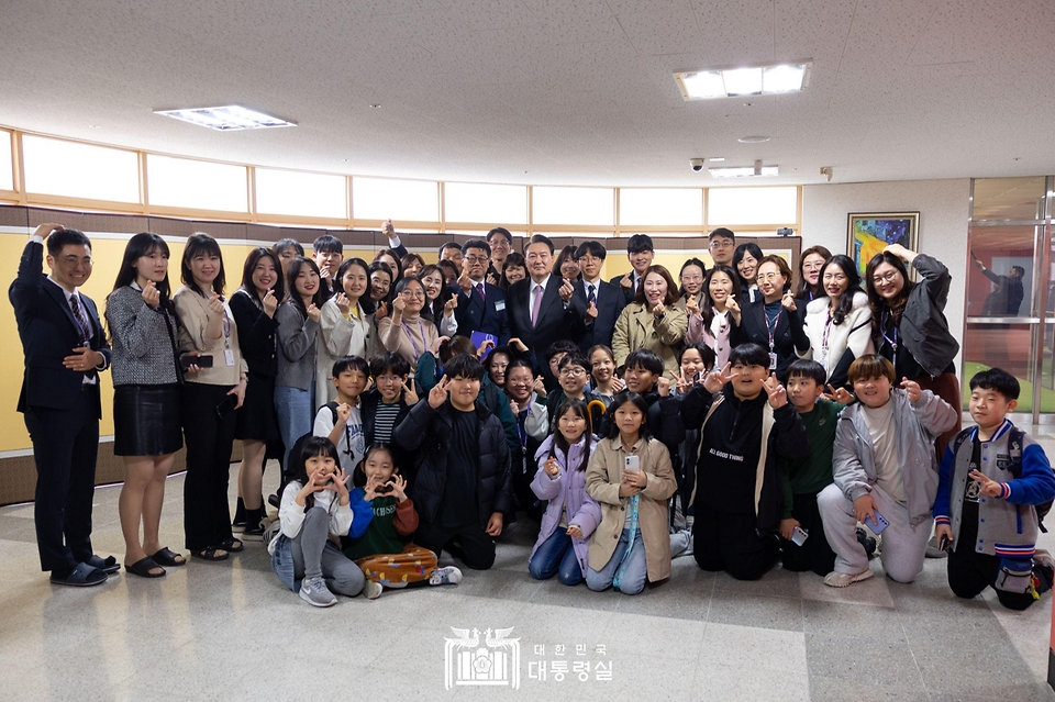 윤석열 대통령이 29일 경기도 화성시 아인초등학교에서 늘봄학교 ‘초1 맞춤형 프로그램’이 진행 중인 교실을 찾아 일일 특별 교사로 수업을 마친 뒤 학생들과 기념 촬영을 하고 있다.