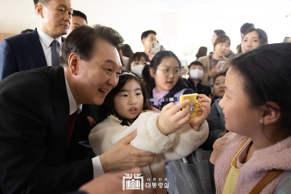 윤석열 대통령이 29일 경기도 화성시 아인초등학교에서 학생들과 기념 촬영을 하고 있다. 