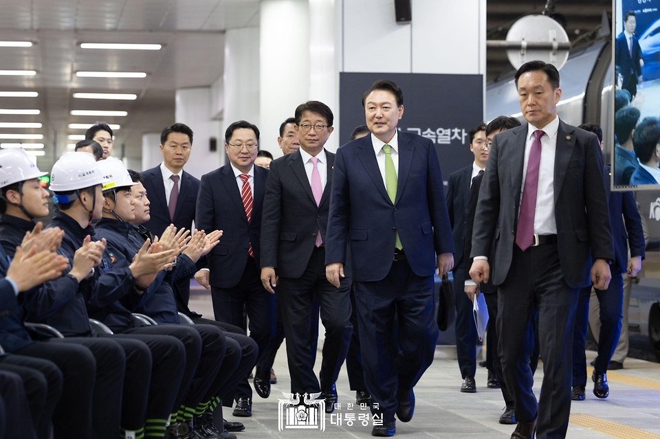 윤석열 대통령이 1일 대전역 승강장에서 열린 ‘차세대고속열차 명명식’에 입장하고 있다.
