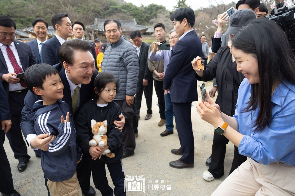 윤석열 대통령이 2일 충남 논산시 노성면 명재고택을 방문해 어린이들과 기념 촬영을 하고 있다.