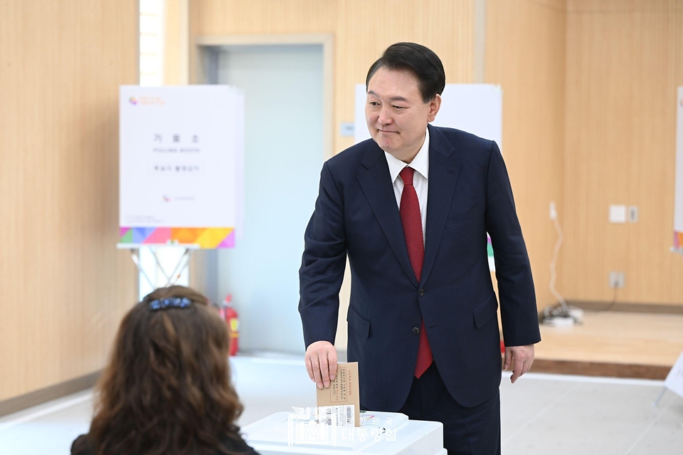 윤석열 대통령이 5일 부산 강서구 명지1동 행정복지센터 사전투표소에서 투표지를 투표함에 넣고 있다. 