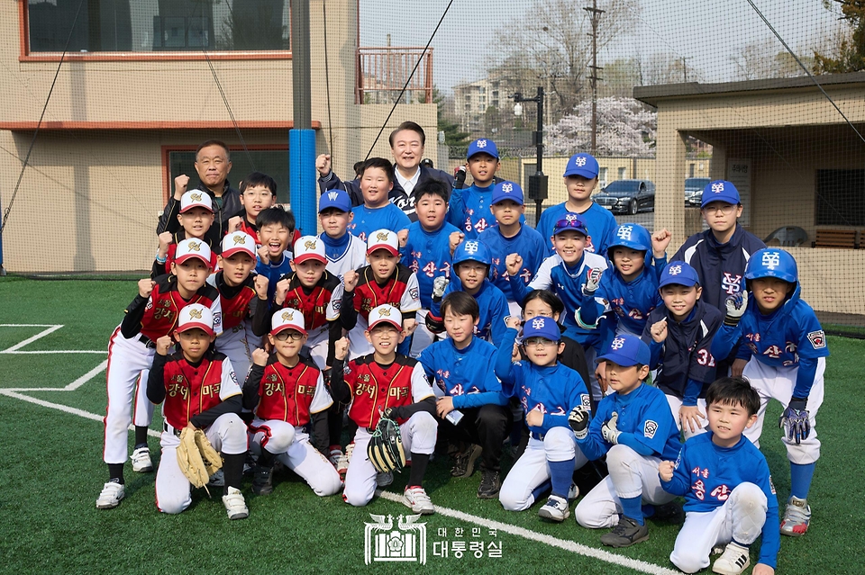 윤석열 대통령이 6일 서울 용산어린이정원 스포츠필드에서 열린 리틀야구 시합을 참관한 뒤 참가 어린이들과 기념 촬영을 하고 있다. 