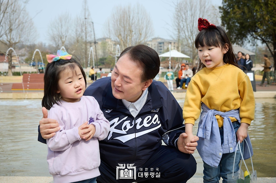 윤석열 대통령이 6일 서울 용산어린이정원 내 분수 정원을 찾은 어린이와 인사하고 있다. 