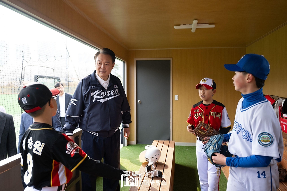 윤석열 대통령이 6일 서울 용산어린이정원 스포츠필드에서 열린 리틀야구 시합을 참관하기 앞서 리틀야구 선수들과 대화하고 있다. 