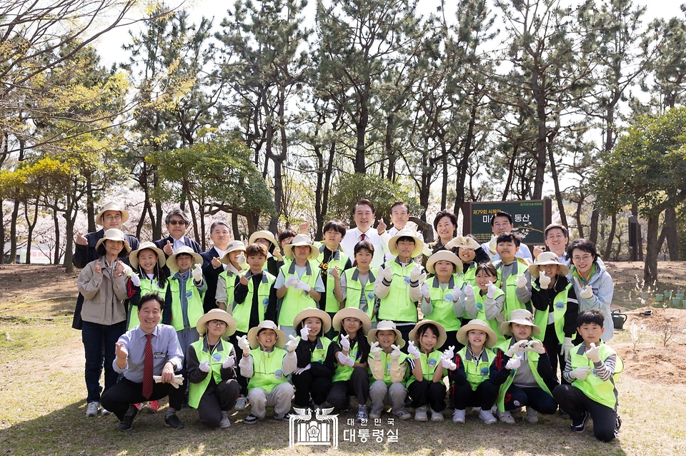 윤석열 대통령이 5일 부산 강서구 명지근린공원에서 열린 ‘제79회 식목일 기념행사’에서 나무를 함께 심은 어린이들과 기념 촬영을 하고 있다.