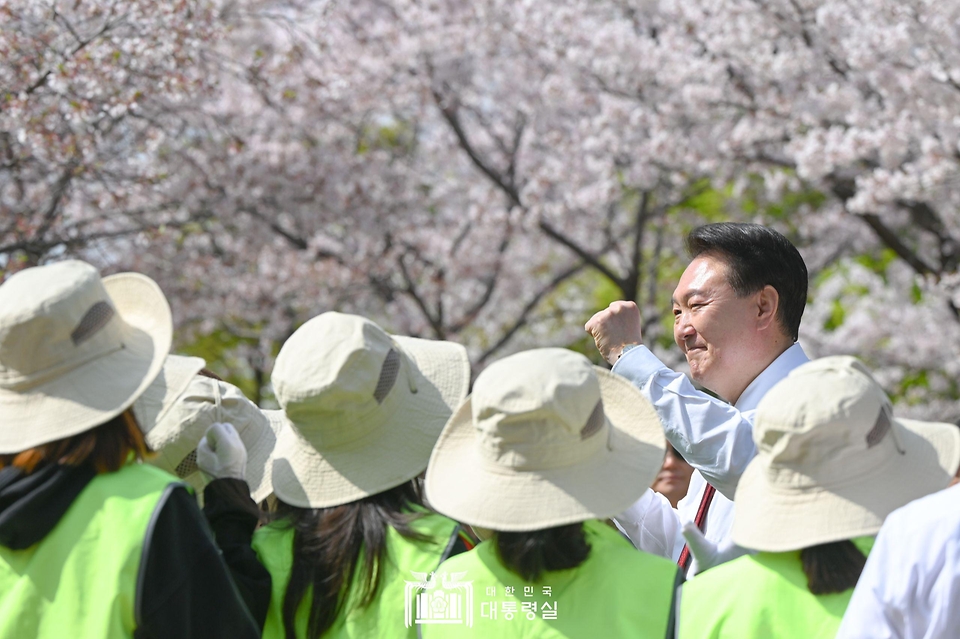 윤석열 대통령이 5일 부산 강서구 명지근린공원에서 열린 ‘제79회 식목일 기념행사’에서 나무를 함께 심은 어린이들을 격려하고 있다.