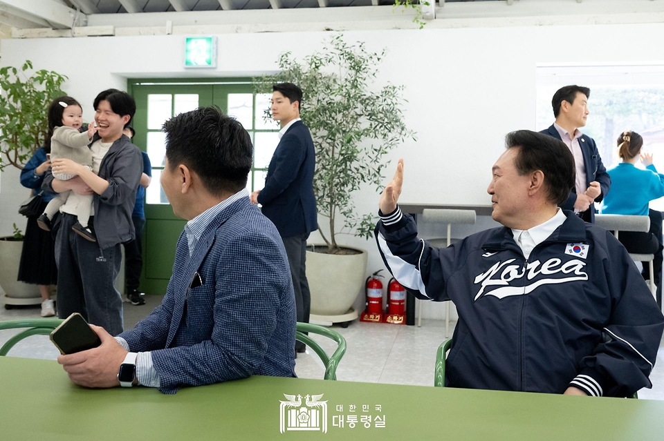 윤석열 대통령이 6일 서울 용산어린이정원 어울림카페에서 시민들과 인사하고 있다. 