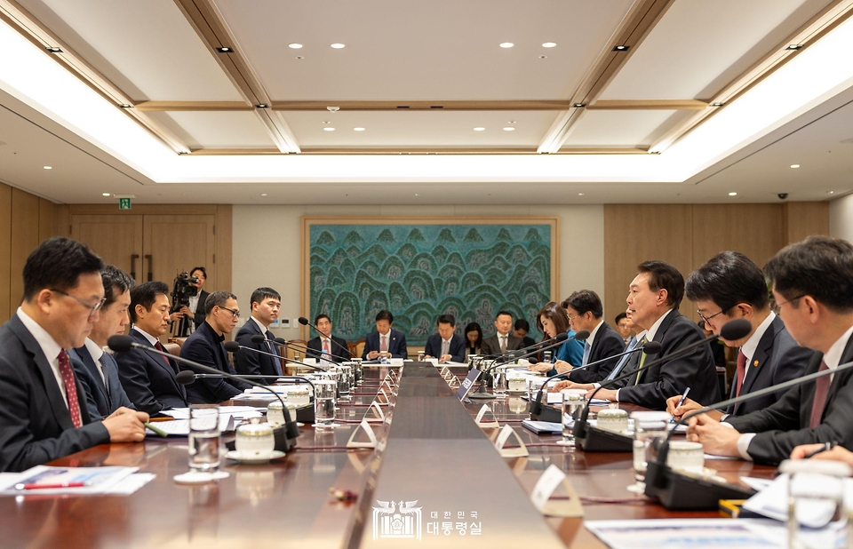 윤석열 대통령이 8일 서울 용산 대통령실 청사에서 열린 ‘도시주택공급 점검회의’에서 발언하고 있다. 