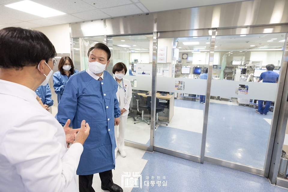윤석열 대통령이 9일 경기 부천시 소사구 부천세종병원을 방문해 중환자실을 시찰하고 있다.