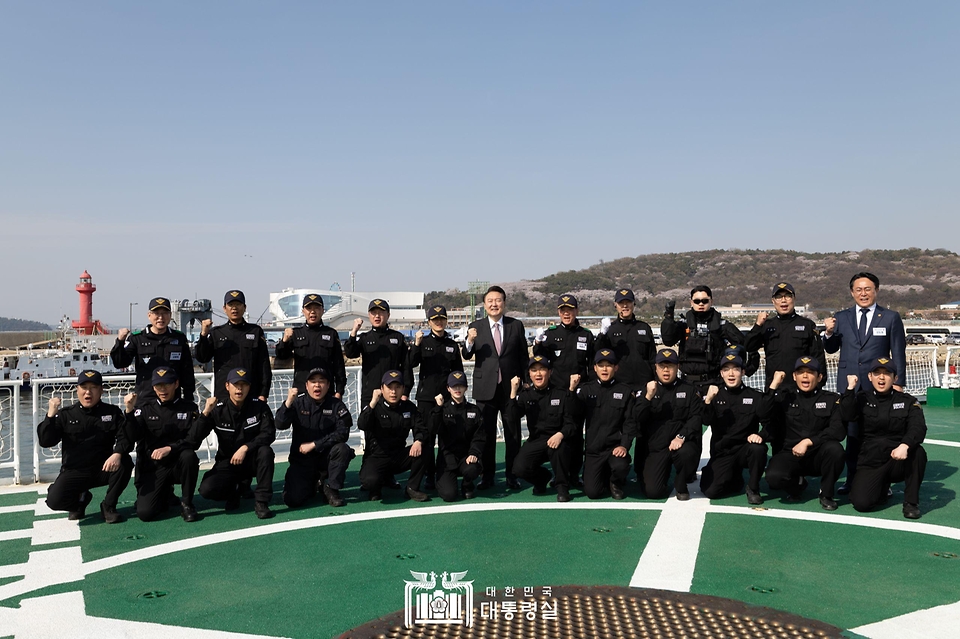윤석열 대통령이 9일 인천시 해경전용부두에 정박 중인 해경 3005함에 승함해 해양경찰관들과 기념 촬영을 하고 있다. 
