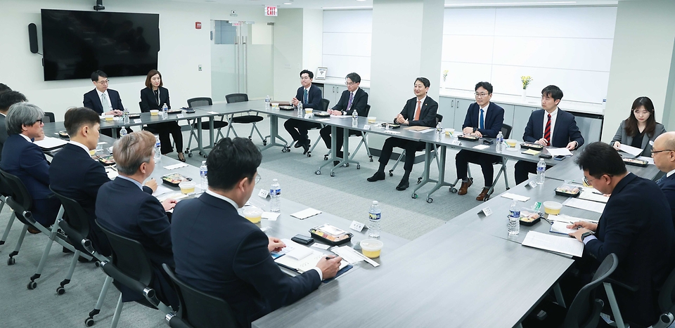 안덕근 산업통상자원부 장관이 11일(현지시간) 미국 워싱턴 D.C. 한국무역협회 회의실에서 열린 ‘미국 현지진출 기업 간담회’를 주재하고 있다.