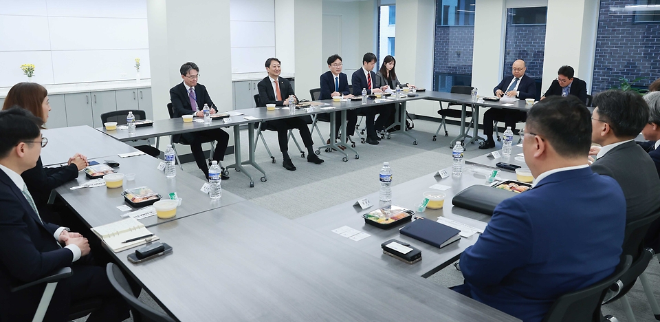 안덕근 산업통상자원부 장관이 11일(현지시간) 미국 워싱턴 D.C. 한국무역협회 회의실에서 열린 ‘미국 현지진출 기업 간담회’를 주재하고 있다.