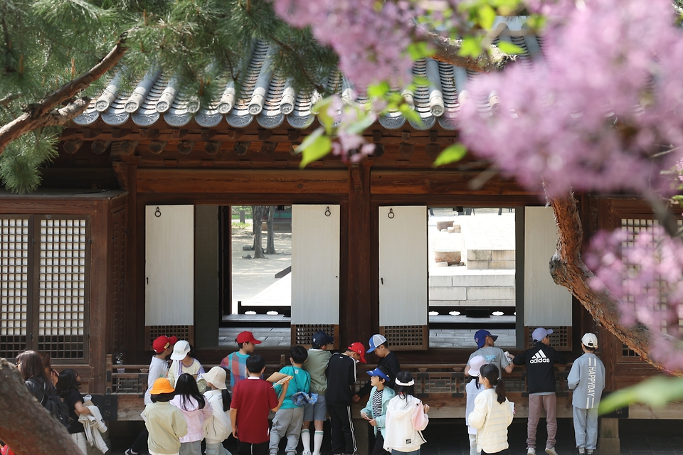 <p>12일 서울 중구 덕수궁에서 관람객들이 석어당을 관람하고 있다. </p>