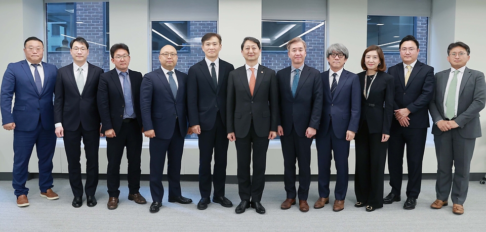 안덕근 산업통상자원부 장관이 11일(현지시간) 미국 워싱턴 D.C. 한국무역협회 회의실에서 열린 ‘미국 현지진출 기업 간담회’에서 참석자들과 기념 촬영을 하고 있다.