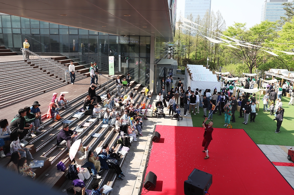 <p>12일 서울 서초구 국립중앙도서관 야외마당에서 도서관의 날을 맞아 다채로운 행사가 열리고 있다.</p>