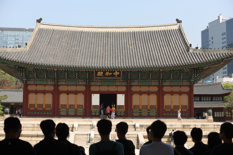 <p>12일 서울 중구 덕수궁에서 관람객들이 중화전을 관람하고 있다. </p>
