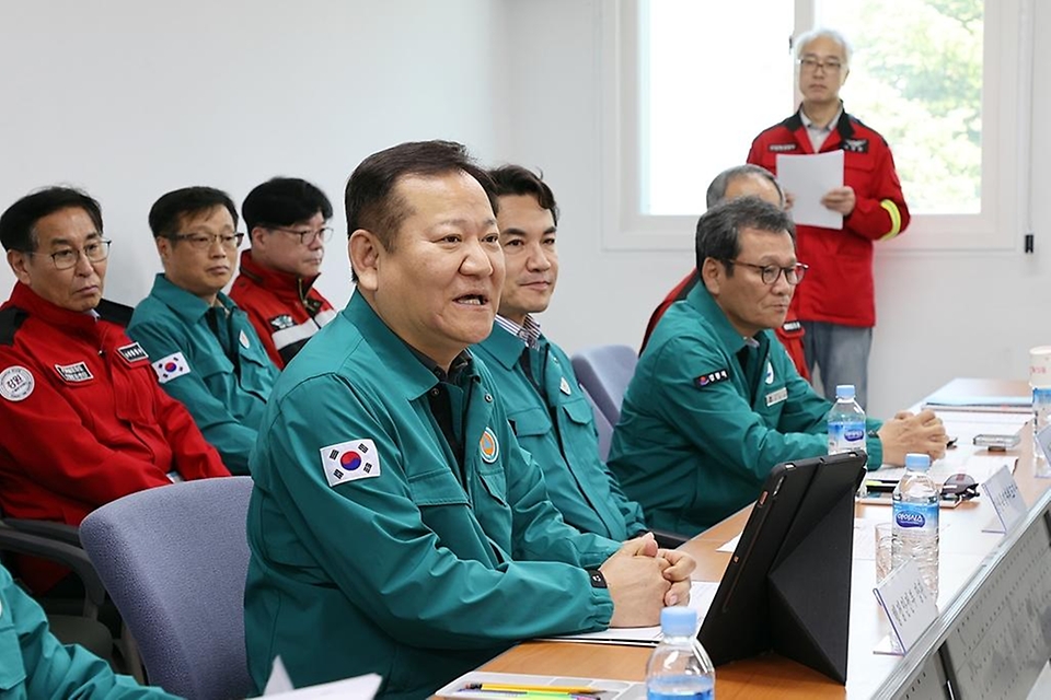 이상민 행정안전부 장관이 12일 강릉산림항공관리소를 방문, 강원지역 산불 대비태세 현장 점검을 위해 산불진화 헬기 운영 상황 등을 점검하고 있다. 