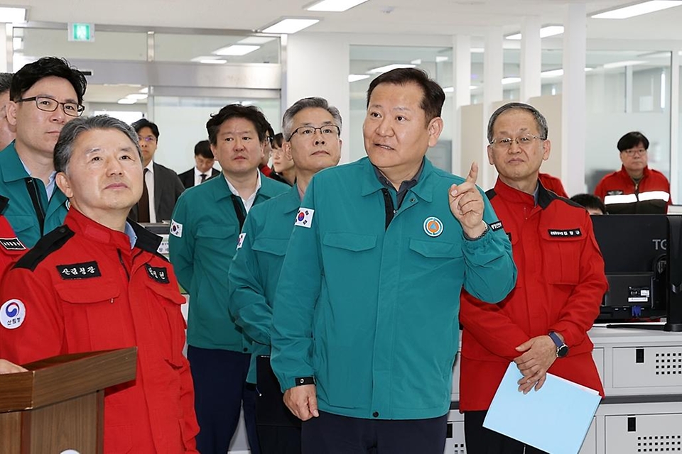 이상민 행정안전부 장관이 12일 강원특별자치도 산불방지센터를 방문해 통합지휘본부 운영 상황 등 봄철 산불재난 대비태세 현장 점검을 하고 있다. 