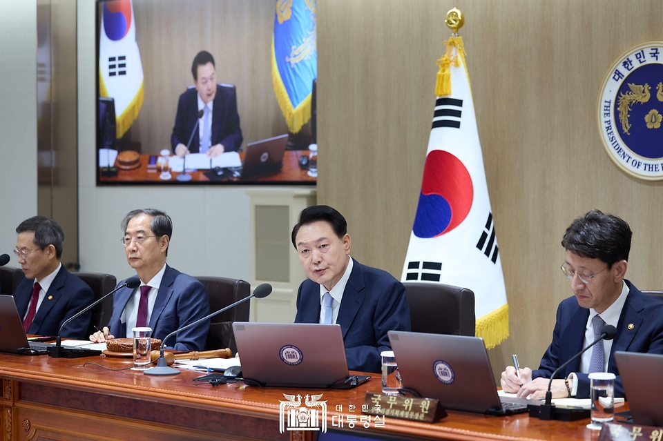 윤석열 대통령이 16일 서울 용산 대통령실 청사에서 열린 ‘제17회 국무회의’를 주재하고 있다.